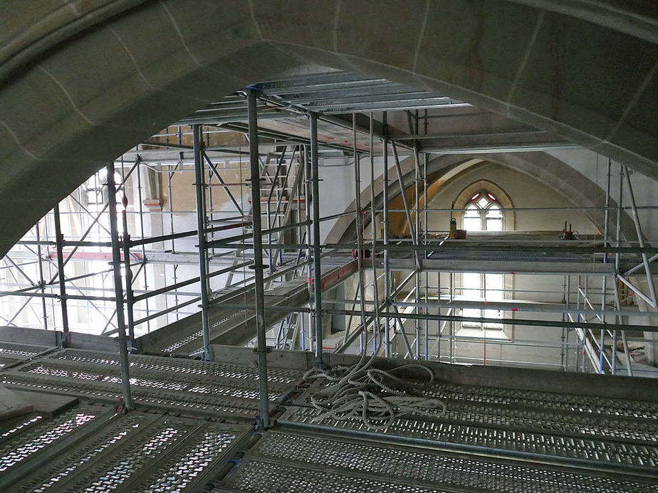 Arbeiten am Holzgewölbe im Bereich der Strebebögen und der Verschalung.und Verputzung der Wände (Foto: Karl-Franz Thiede)